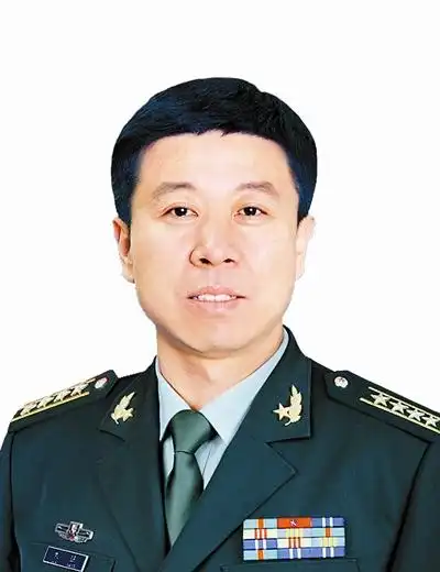 名字万众瞩目,被镀上了一层金色的光芒——"神九"飞行乘组01号航天员