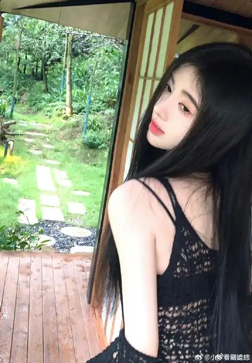 鞠婧祎林间随拍##鞠婧祎镂空吊带