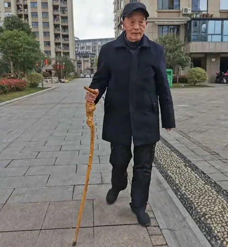 九旬老人数十年送拐杖:"老吾老"以及"人之老"