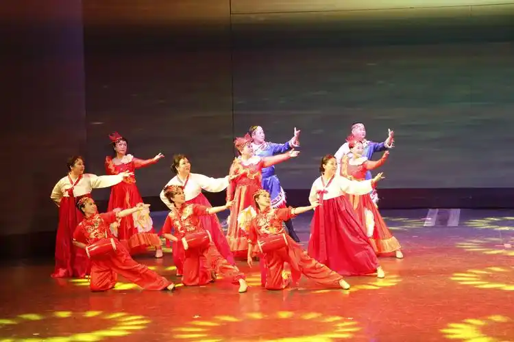 舞蹈《红歌劲舞颂祖国》