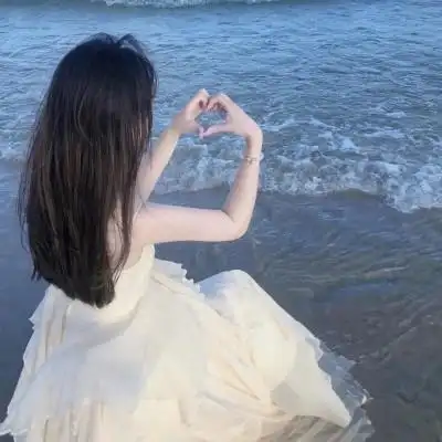 背部好看的气质女生头像