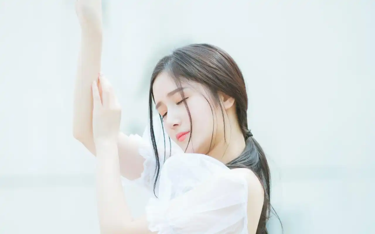 性感美女白衣女子高清桌面壁纸