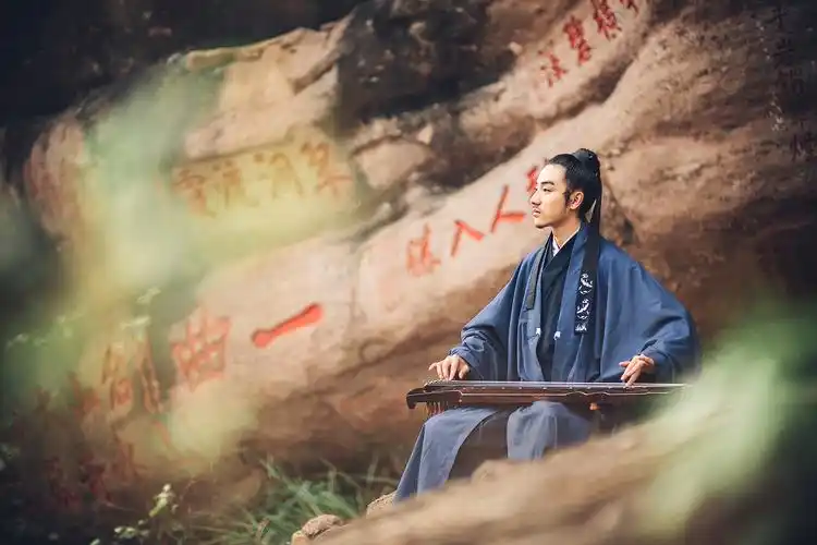 我问光阴何处去, 只闻古琴伴风吟. 光阴问我人何往, 只愿万物应真心.