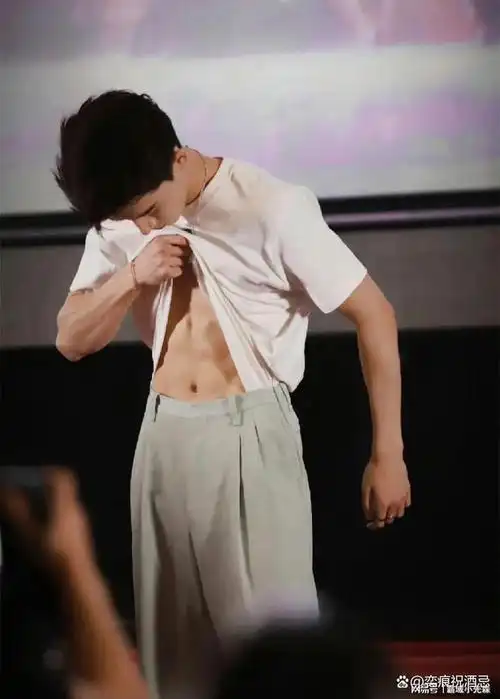 被迫营业秀腹肌堪比男高,于正比亲儿子还宠的02年薄肌小鲜肉!