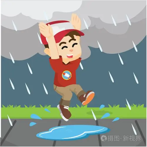 在雨中跳上一个水坑里的男孩