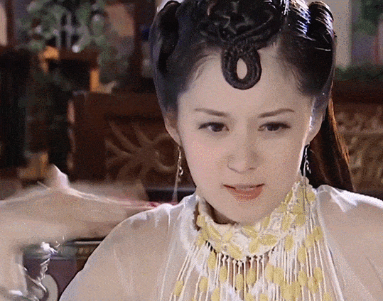 张娜拉一改往日甜美形象,化身美飒驱魔师,走起御姐风范路_不动产_造型