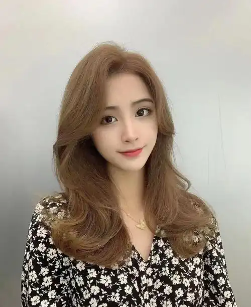 2020年最流行的女生满头烫发发型潮流时尚的你一定不能错过,最新2020