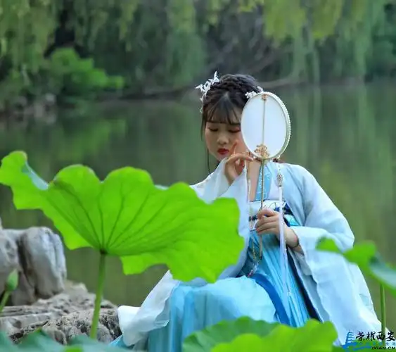 兴庆公园荷塘边的古装女