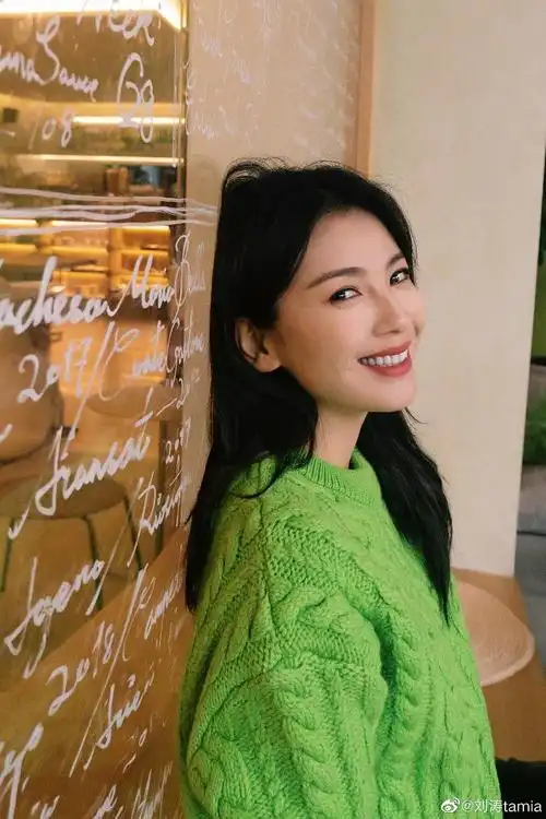刘涛穿绿毛衣配皮裤双手比耶笑容灿烂