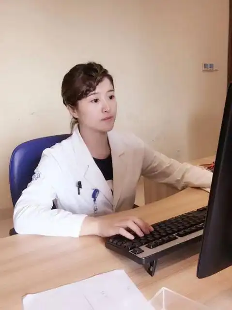 各种状态下的陈易馨的照片,标题也是简单粗暴的《这个女医生的颜值