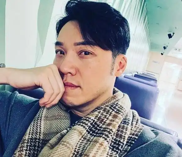 香港男演员50岁以上(香港知名男星与丈夫庆祝结婚六周年越老越帅气)