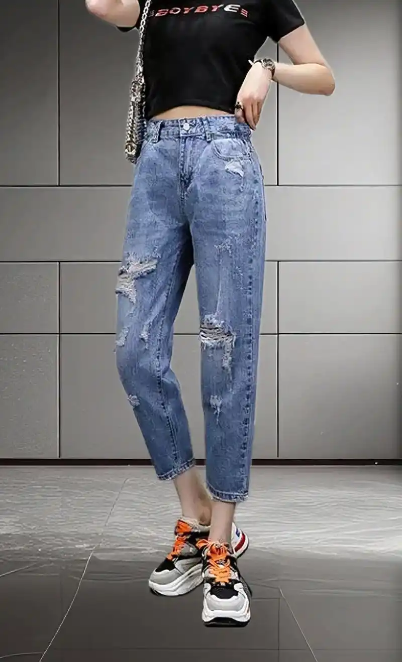 宝子们,这条破洞女士牛仔裤太酷啦,夏季薄款,清爽透气,让你轻 - 抖音
