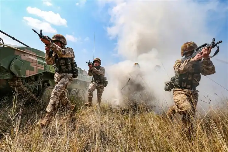 强势围观装甲兵战术演练现场-军友网