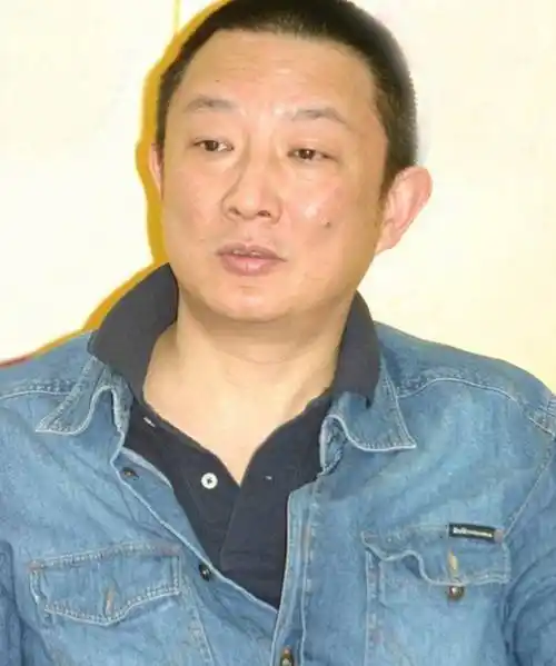 "正剧"导演张黎,一生潇洒经历5次婚姻,不忠诚对象全是