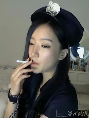 韩国美女主播朴妮唛扮女警朴妮唛看起来不像女主播那视频哎哟8