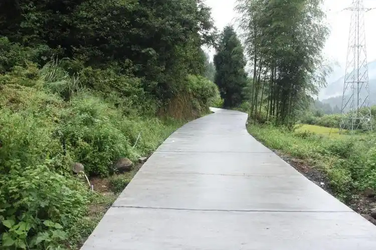 责任和拼搏诠释着对交通扶贫事业的忠诚,以高标准严要求建设农村公路