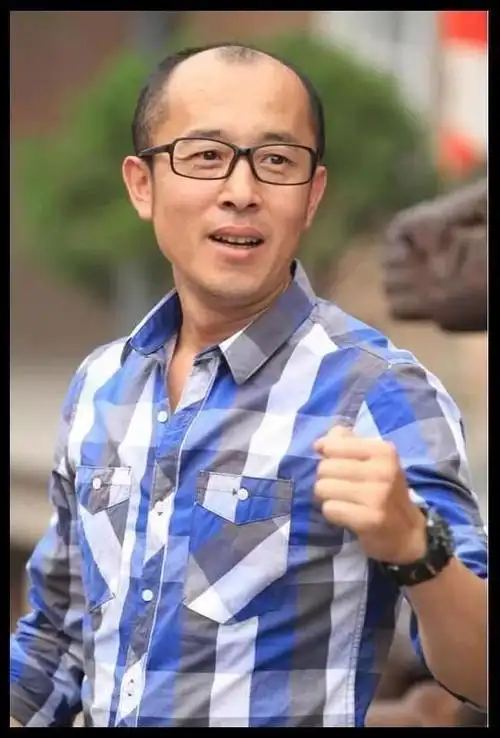 电视剧《我的团长我的团》中饰演李连胜2014年《二炮手》中饰演马武.