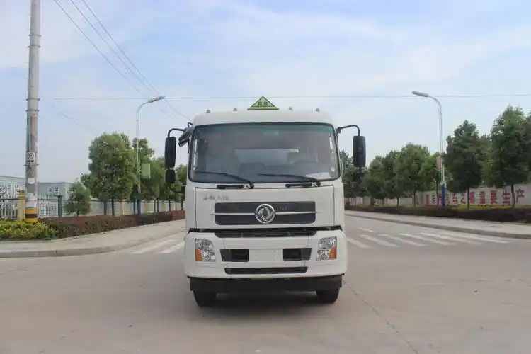 东风天锦小三轴14.9方液碱运输车