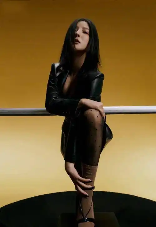 宅男女神赵奕欢晒时尚写真穿丝袜躺浴缸凹造型被嘲后愤怒回怼