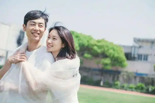 朱亚文与初恋女友潘禹彤,是大学同学.