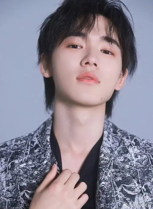 宋亚轩超话#宋亚轩喉结杀##宋亚轩#宋亚轩喉结真的好性感啊轩哥喉结鲨