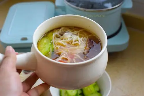 原创 母女俩的周末早餐,简单好吃不凑合,牛肉面加鸡蛋饼,20分钟做好