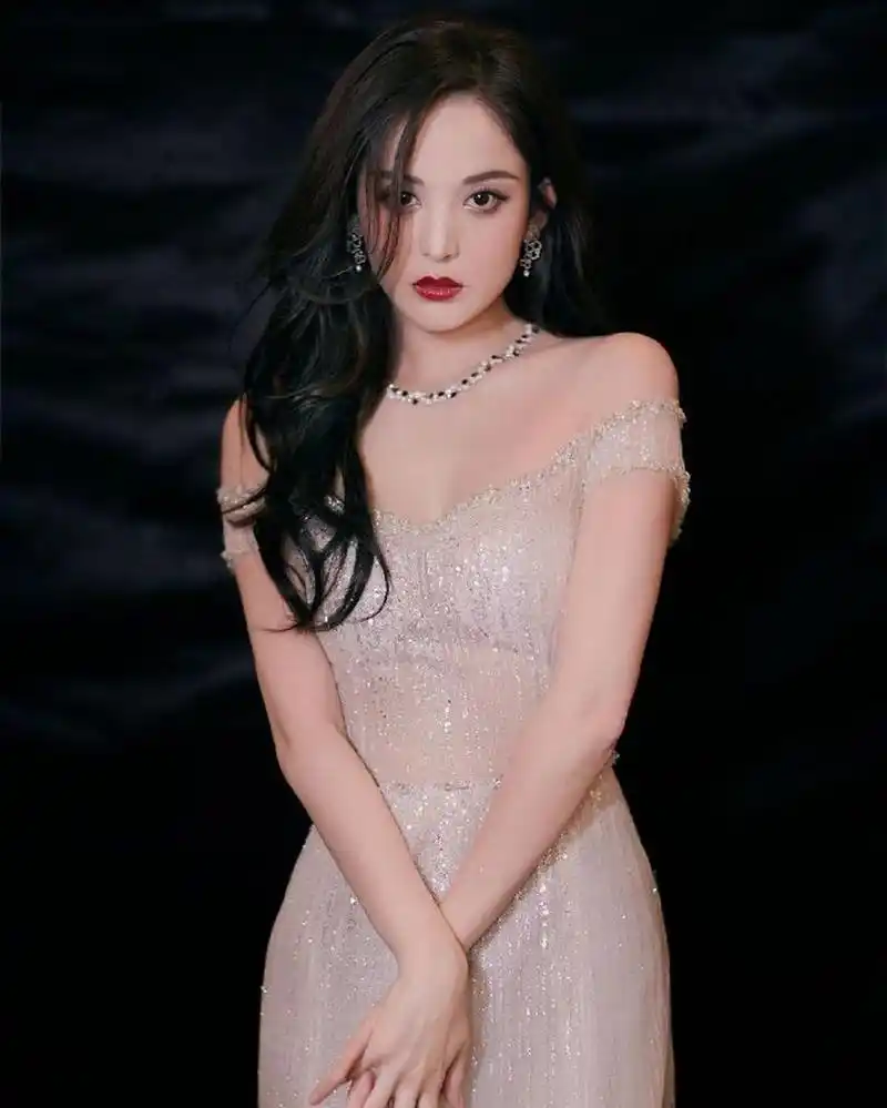 古力娜扎走红毯仙气飘飘,每一套礼服都尽显优雅,不愧是女明星!