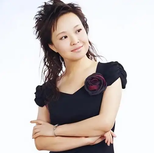 主持叶蓉:低调复出后越发优雅端庄,女儿已经11岁|财富中国|东方卫视