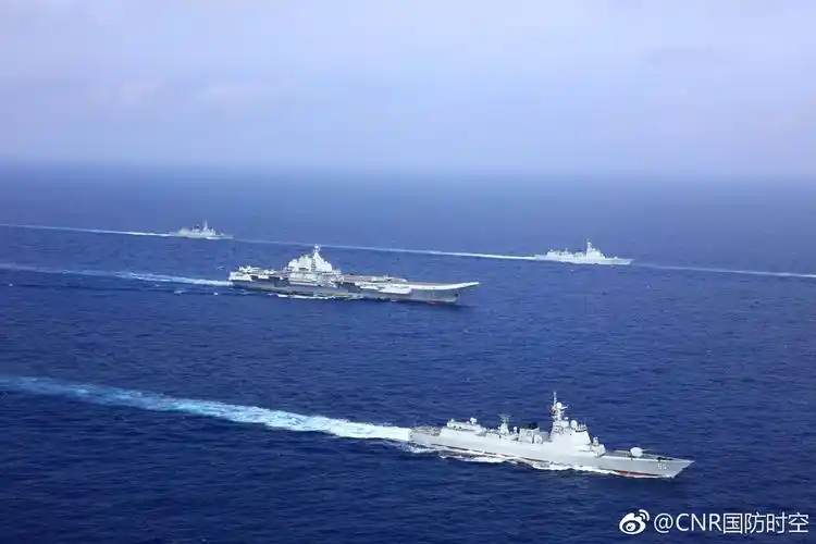 中国海军航母编队20日在巴士海峡以东的西太平洋某海域展开"背靠背"