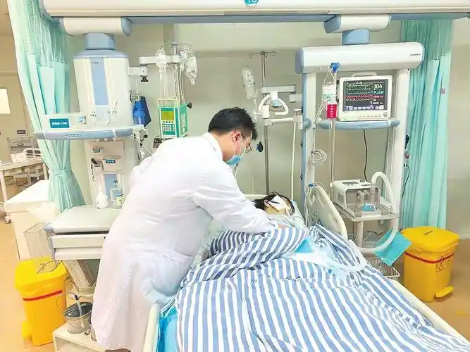 白衣天使留岳过年 守护危重病人