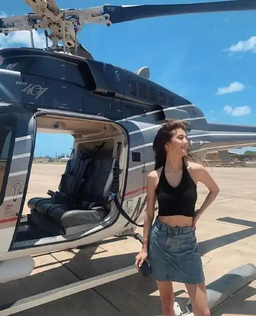 林o前女友吴千语,半身裙也能穿出新花样,长腿纤腰真抢镜