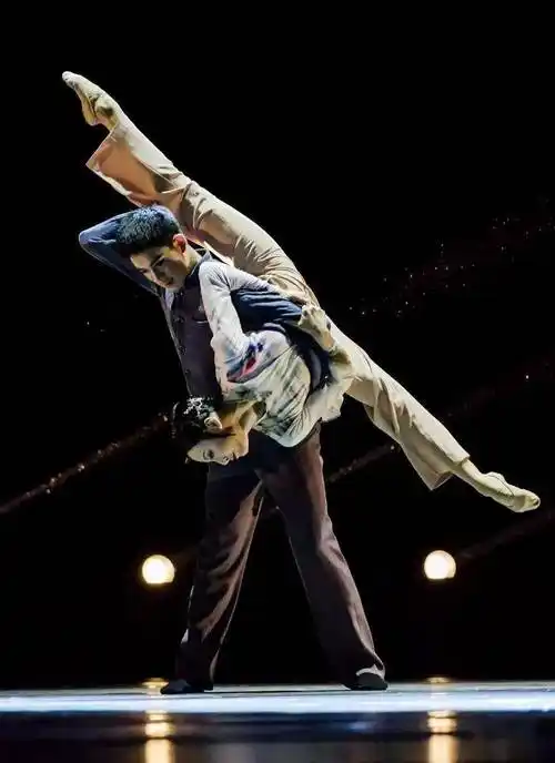 67广东歌舞剧院的这个双人舞作品催人泪下,获荷花奖最高分98.