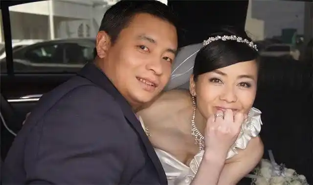 李大双和妻子都经历过两段婚姻,李大双前妻是投资人石萱,石萱一直于李