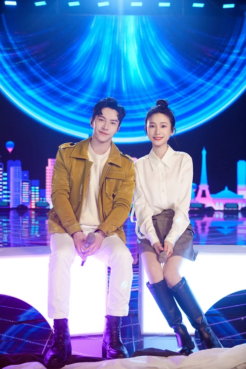 王冠逸央视跨年盛典献唱带我去旅行温暖绅士魅力圈粉