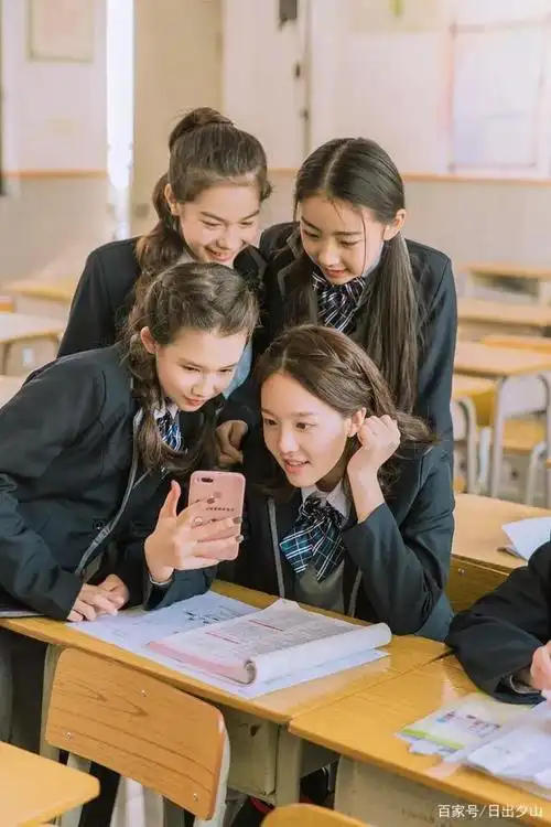 三人整齐划一的装扮与姿势,强调画面的一致性,弱化了主次关系.