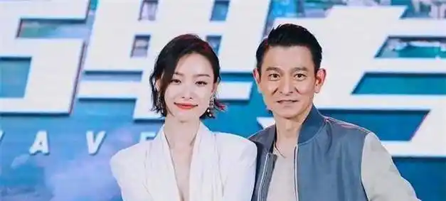 刘德华国王和倪妮出席了活动,网友:女人的深v裙子都快到肚脐了_风度