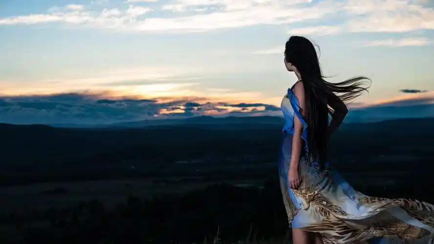 一个女孩,日落,风,山,黄昏的图片,唯美意境,壁纸