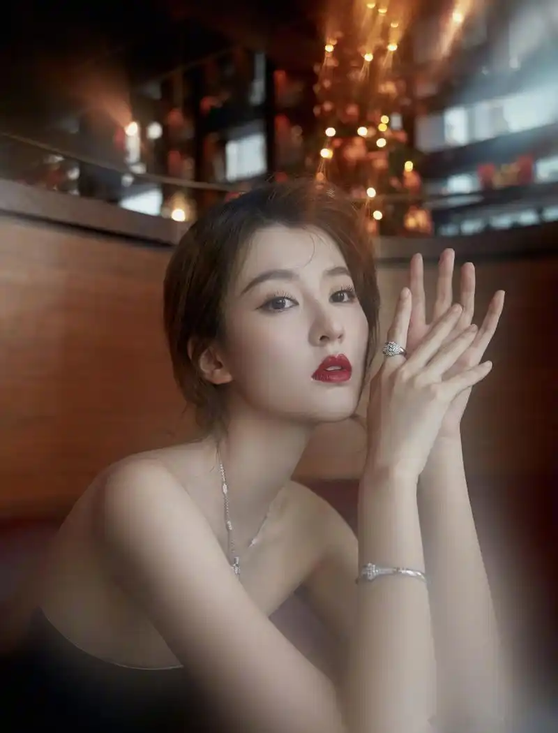 乔欣一袭渐变色长裙亮相2019 cosmo时尚美丽盛典红毯,直角肩线条清晰