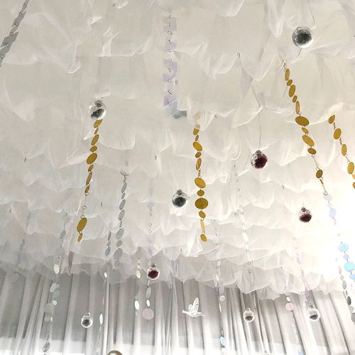 婚礼堂装饰婚礼云顶纱酒店吊顶婚礼瑞士网纱吊顶纱云朵纱婚庆道具