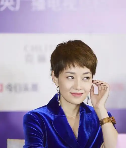 43岁马伊琍低调亮相,身穿简装难掩好气质,把别针当耳环真有个性