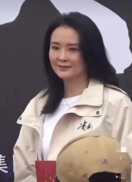 50岁王艳素颜近照曝光,皮肤松垮状态不佳,没保养好却亲和多了