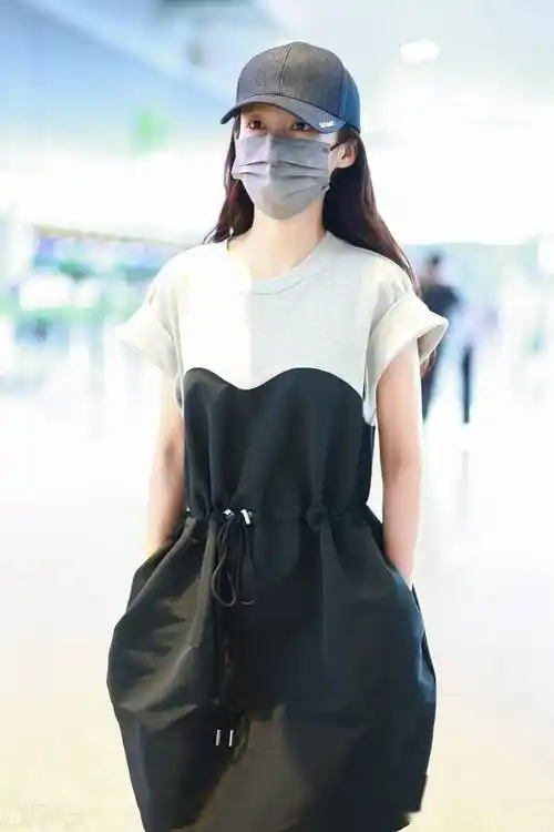 2022年7月5日,上海,李沁现身机场.