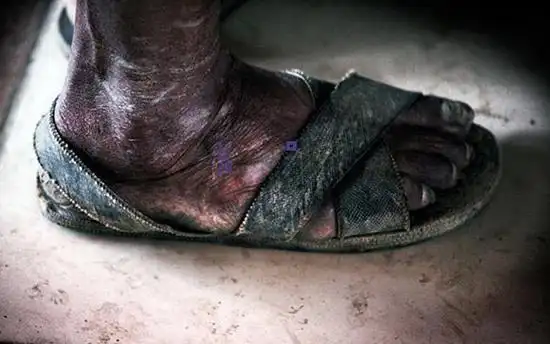 美女脱个精光扒开尿口让男人桶