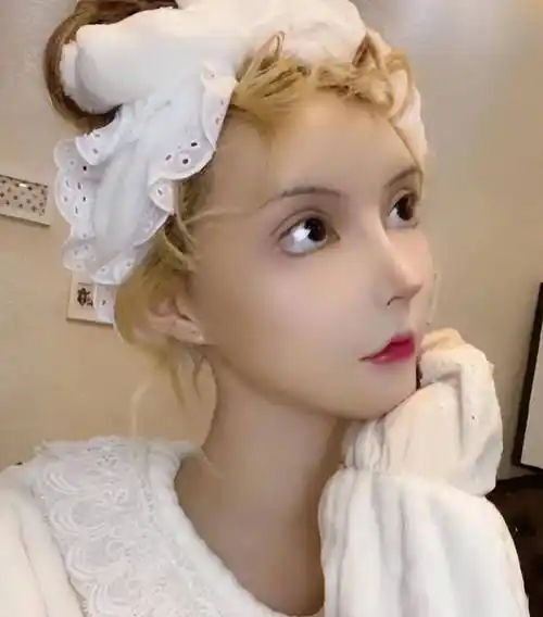 迪丽拉:为变"芭比娃娃"去整容,五官夸张,卸妆后不忍直视_模样_鼻子
