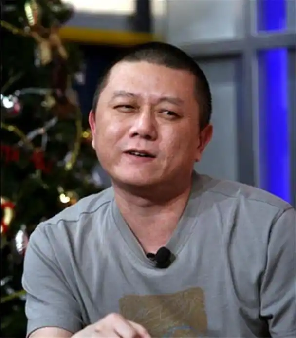 姜文跟王朔的近照64岁的王朔已没有当年的意气风发