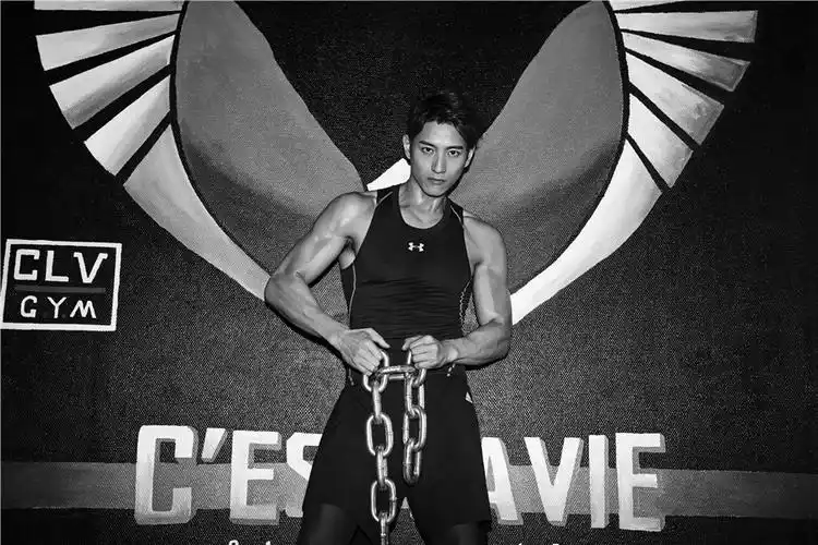 张峻宁赤身上阵秀身材 十年坚持终成肌肉男