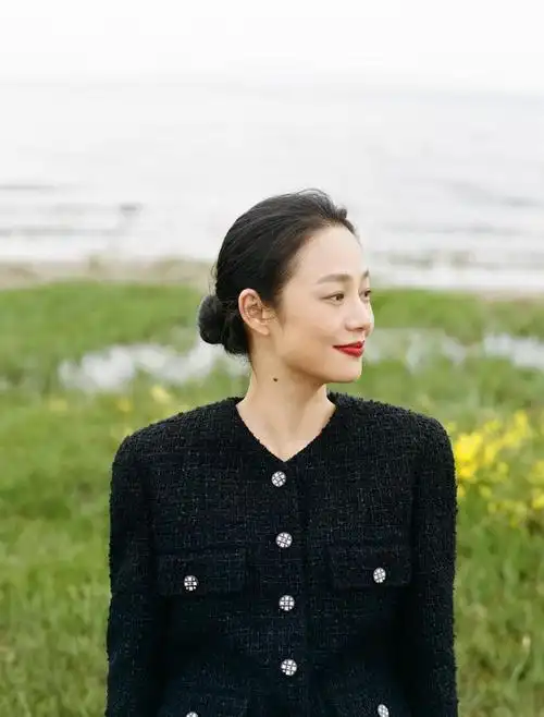 周韵太有气质 穿黑色粗花呢外套优雅有品位