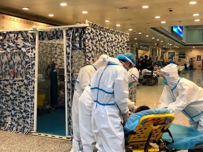 上海长海医院急诊现场床位见缝插针下一秒不可预知