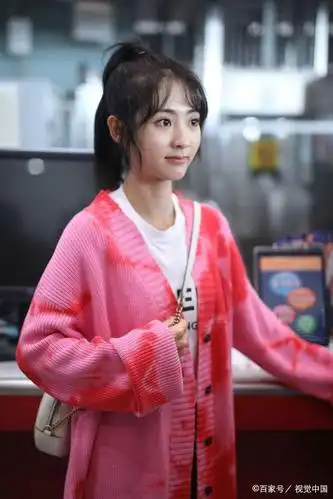 国民初恋!《小时光》邢菲套粉嫩衫,表情灵动甜美范十足