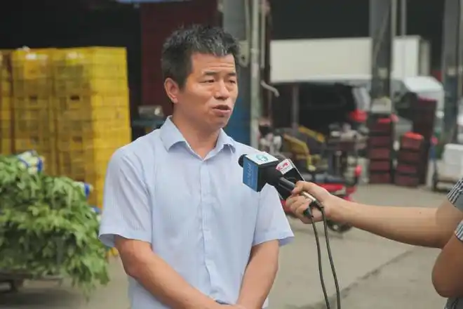 在集团办公楼一楼大厅,杨广立为调研组详细介绍了万邦国际集团的整体